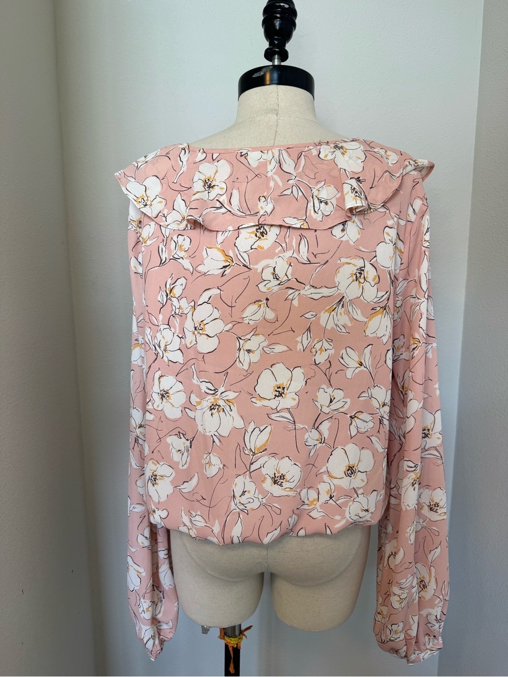 ASTR the Label blouse features a blush pink floral pattern - Picture 4 of 6